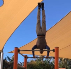 شاهد: قدرات ولياقة بدنية عالية يتمتع بها الشاب آدم ريفي من يافا